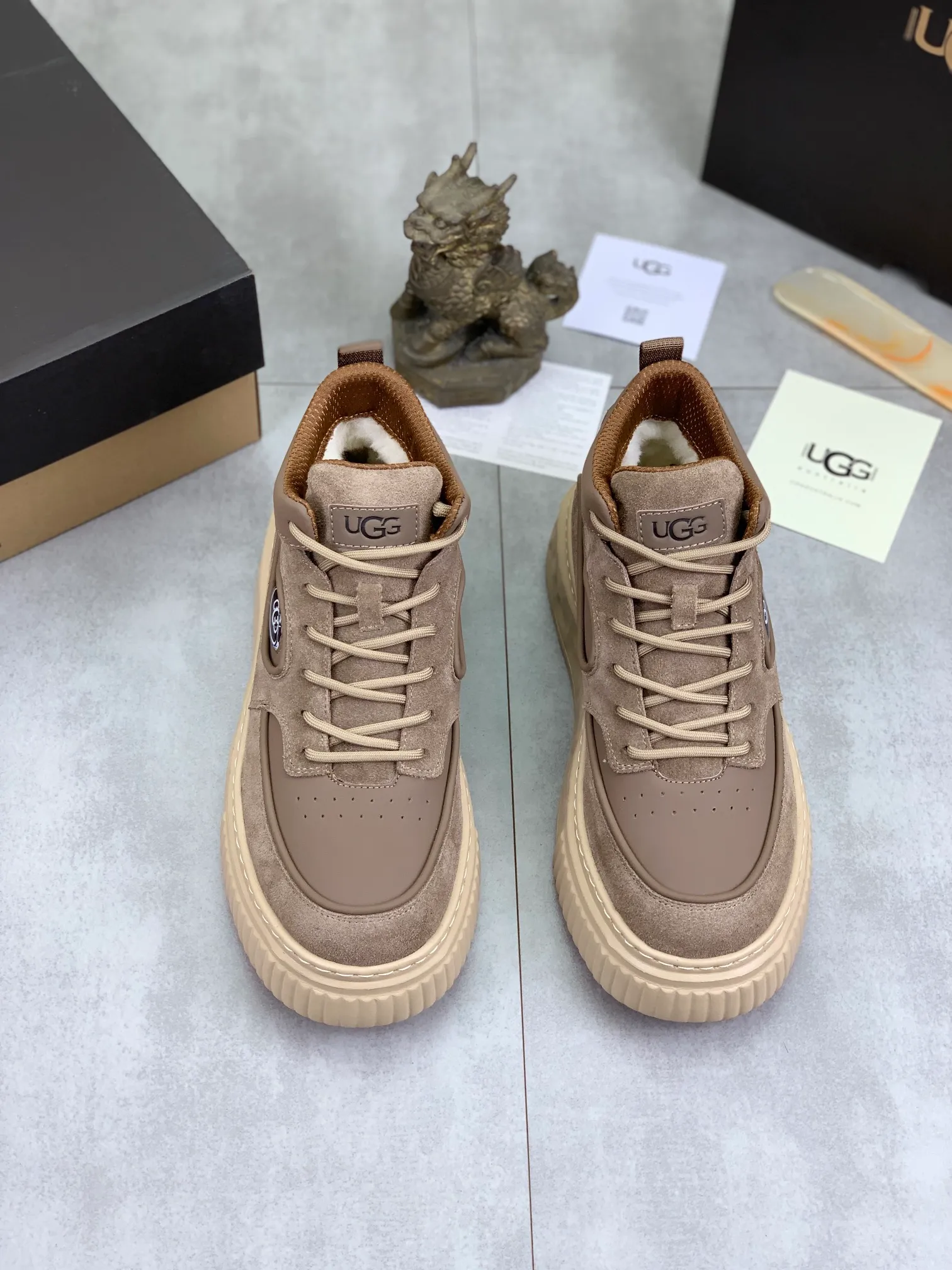 Men's shoes 💰P640 [New style] 💰 🆘 "Real wool" [UGG] 👉The popular men's shoes are synchronized with the official website 🔰The quality of the genuine products [satisfied] is not comparable to the imitations in the general market 🌀The upper is imported Italian frosted cowhide, and the lining is: foot pad 🅰️ grade 🐑Real wool👻Only Grade A can show the effect The hand feels smooth and delicate 🔱The shoe shape is grand, only genuine manufacturers can do it 🎄The perfect toughness of the original outsole 👻⬛️ allows customers to say goodbye to one-time consumption. Real wool lining, super warm. Available in black, brown and gray. Size: 39-44